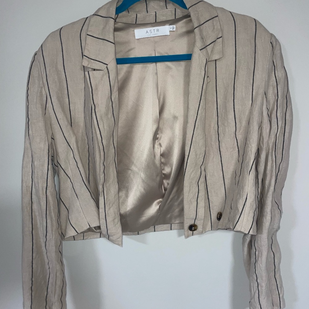 ASTR the label cropped tan and black blazer